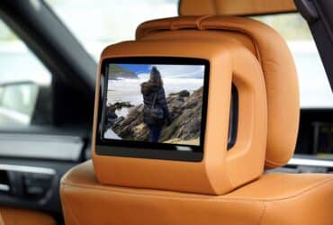 Tablet in een houder aan de hoofdsteun van een auto