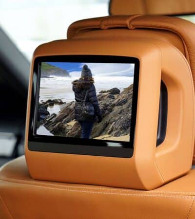 Tablet in een houder aan de hoofdsteun van een auto