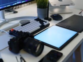 Tablet met toetsenbord op een bureau