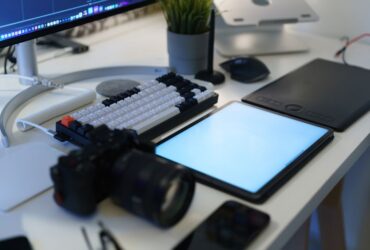 Tablet met toetsenbord op een bureau