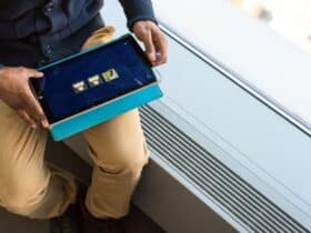 Iemand bekijkt de opslaginstellingen op een tablet
