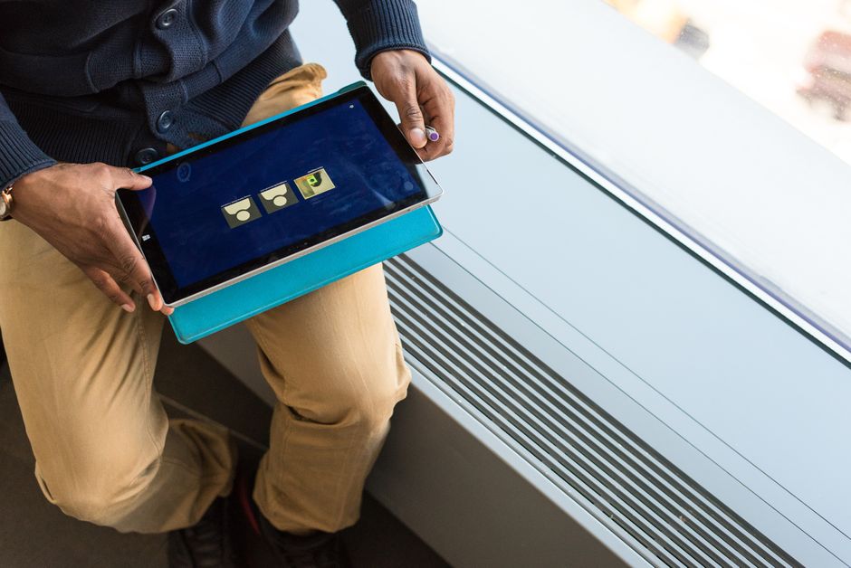 Iemand bekijkt de opslaginstellingen op een tablet