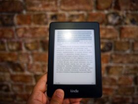 Hand die tekst selecteert en kopieert op het scherm van een iPad