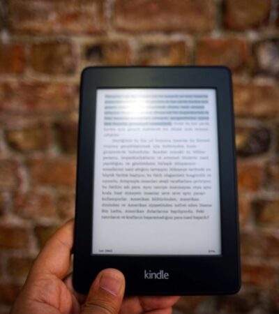 Hand die tekst selecteert en kopieert op het scherm van een iPad