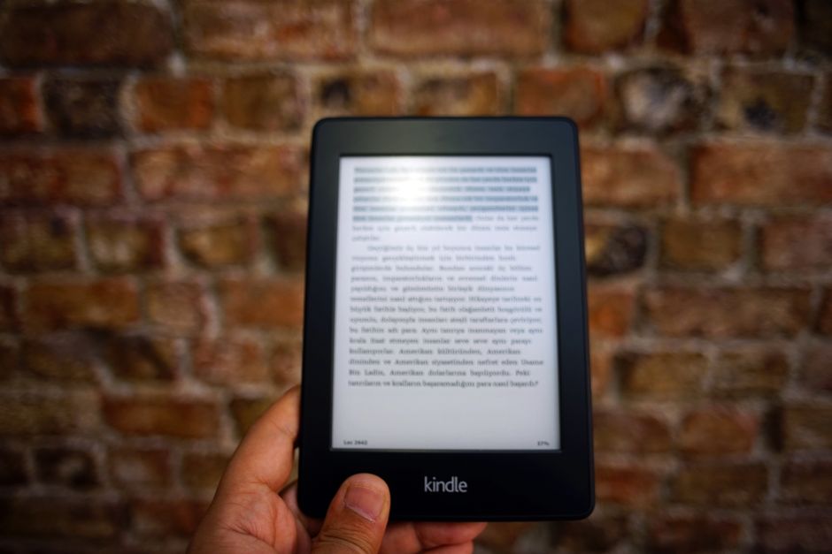 Hand die tekst selecteert en kopieert op het scherm van een iPad